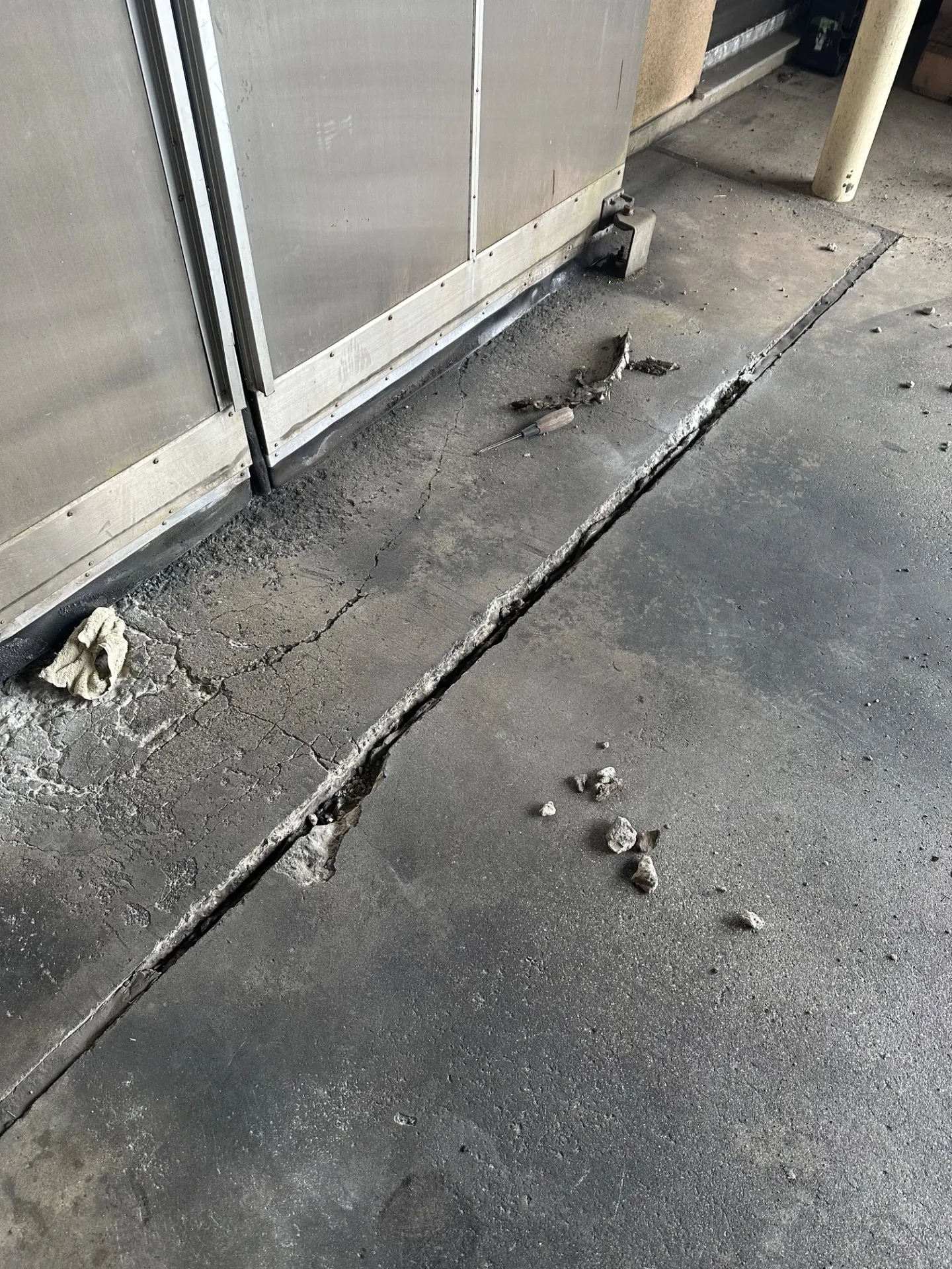 山口市にある運送会社の土間に隙間があったので、補修を実施しました。